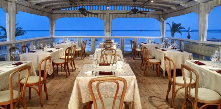 apgyvendinimas 5* CORAL SEA HOLIDAY RESORT