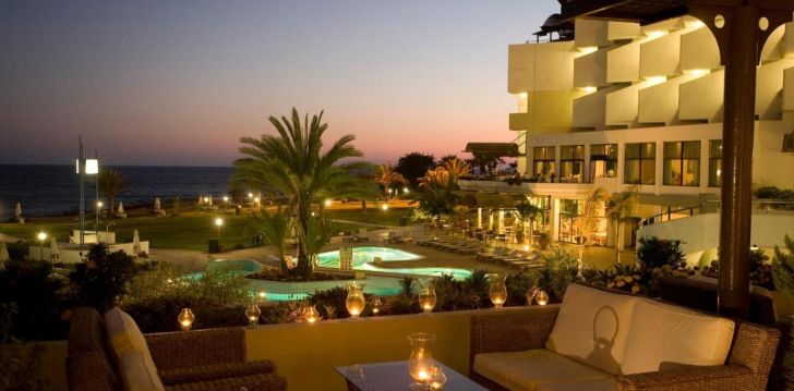 Planuoji kelionę į Kipras? apsistokite 4 viešbutyje CONSTANTINOU BROS ATHENA ROYAL BEACH.