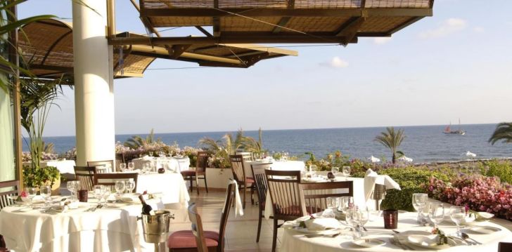 Viešbutis CONSTANTINOU BROS ATHENA ROYAL BEACH įsikūręs Kipras. 