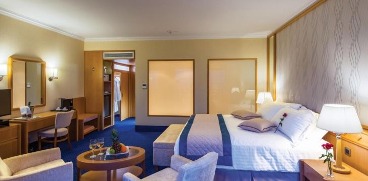 Rinkitės viešbutį CONSTANTINOU BROS ATHENA ROYAL BEACH kelionei į Kipras
