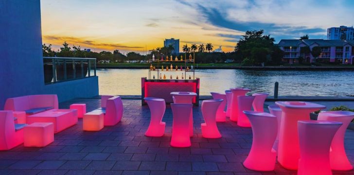 DOUBLETREE RESORT BY HILTON HOLLYWOOD BEACH - klientų vertinamas, kaip geras kainos ir kokybės santykis.
