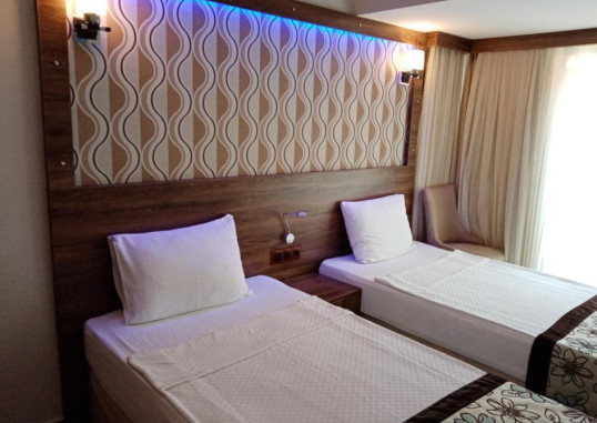 DOLPHIN APART & HOTEL 18