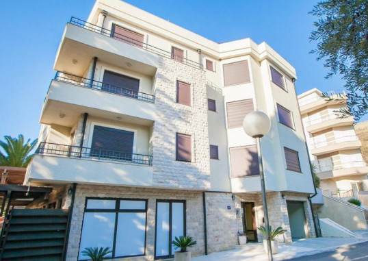 APARTMENTS AZUR 1