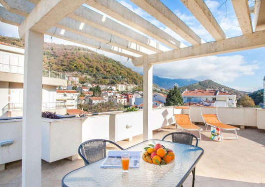 APARTMENTS AZUR 2