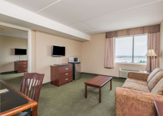 SUPER 8 BY WYNDHAM MISSISSAUGA 6
