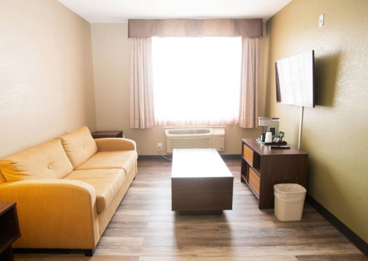 SUPER 8 BY WYNDHAM MISSISSAUGA 10