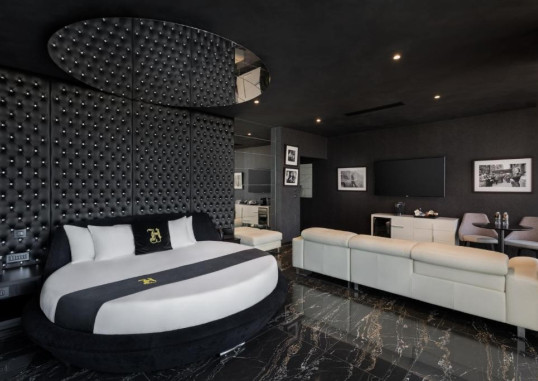 HUGO BOUTIQUE 12