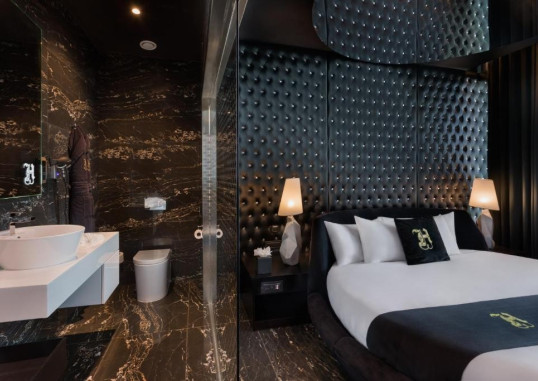 HUGO BOUTIQUE 14