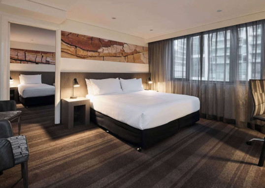 RYDGES WORLD SQUARE 18