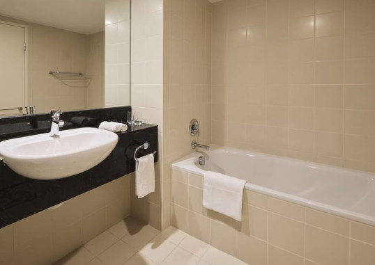 RYDGES WORLD SQUARE 30