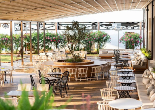 LAUR HOTEL EXPERIENCE & LAUR HOTELS ELEGANCE 21
