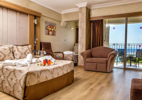 LAUR HOTEL EXPERIENCE & LAUR HOTELS ELEGANCE 47