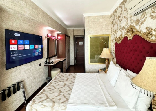 LAUR HOTEL EXPERIENCE & LAUR HOTELS ELEGANCE 50