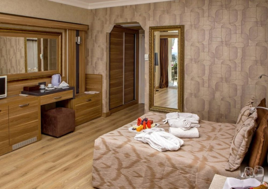 LAUR HOTEL EXPERIENCE & LAUR HOTELS ELEGANCE 52