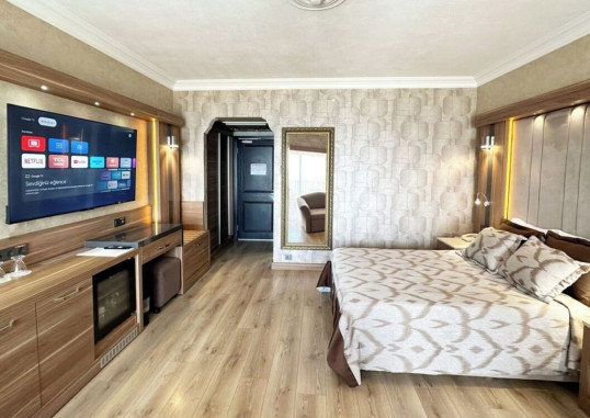 LAUR HOTEL EXPERIENCE & LAUR HOTELS ELEGANCE 55