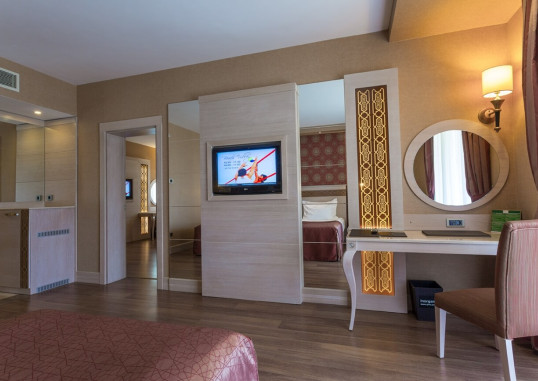 Deluxe Superior Family Room 2