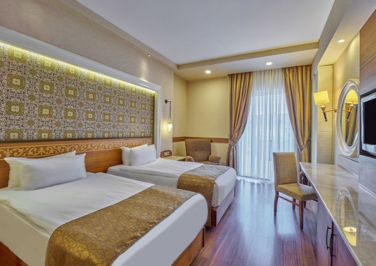 Deluxe Pool Room 1