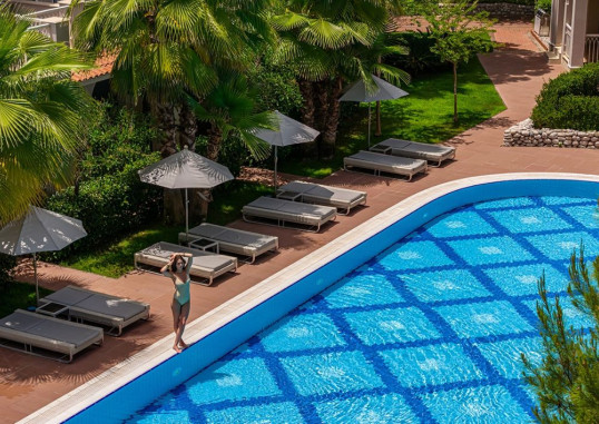 Deluxe Pool Room 4