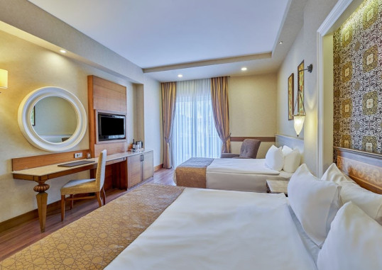 Deluxe Pool Family Room 2