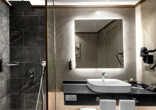 Corner Suite 4