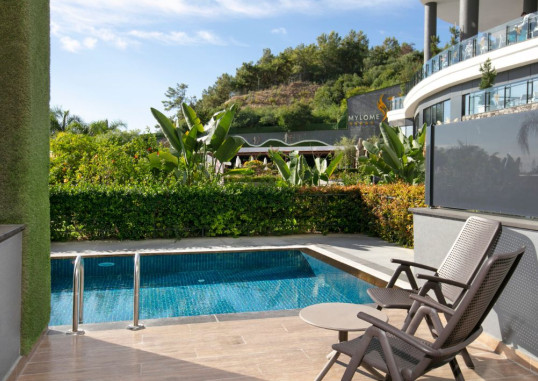 Superior Swim-Up Room 2