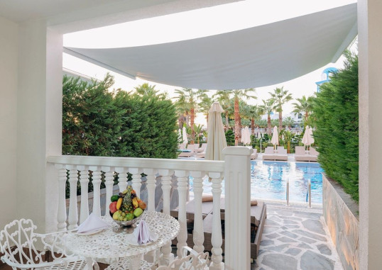 Deluxe Pool Room 2