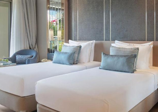 Lake House Suite Swim-Up 5