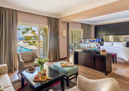 Swim-Up Suite 1