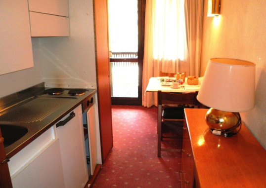 R.T.A. HOTELS DES ALPES 2 4
