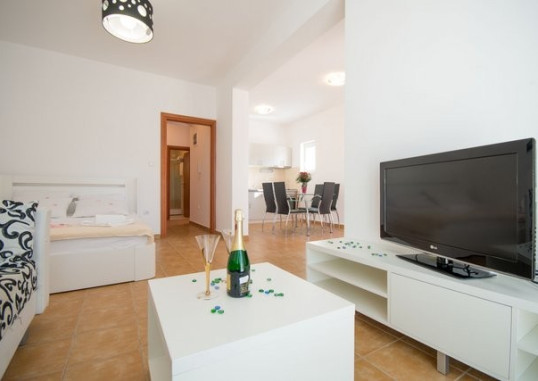 SUNSET APARTMENTS 7