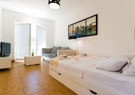 SUNSET APARTMENTS 8