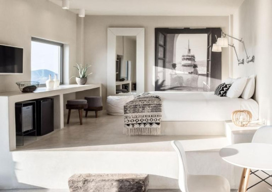 WEST EAST SUITES 4