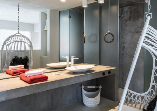 WEST EAST SUITES 16