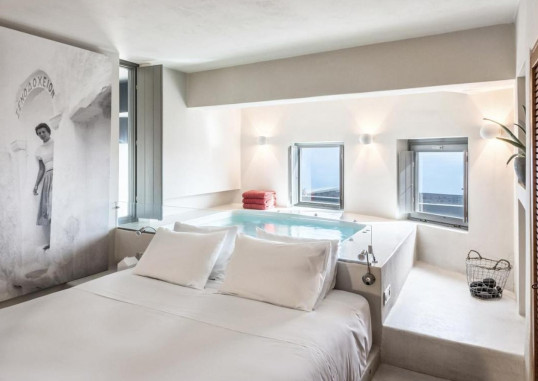 WEST EAST SUITES 17