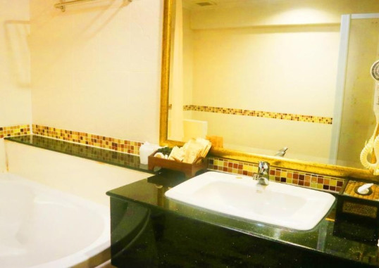 AIYAREE PLACE HOTEL (SHA PLUS) 5