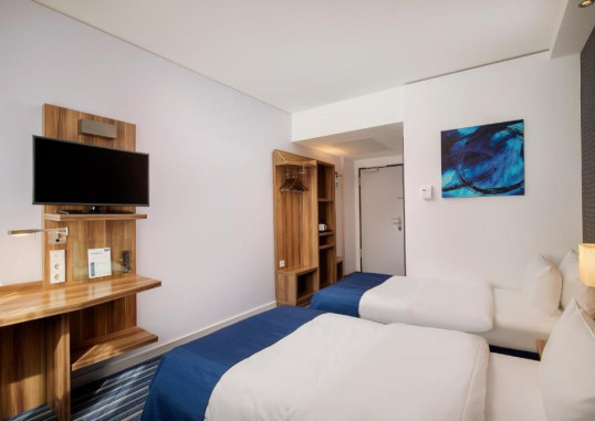 HOLIDAY INN EXPRESS BREMEN AIRPORT 4