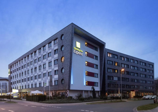 HOLIDAY INN EXPRESS BREMEN AIRPORT 8