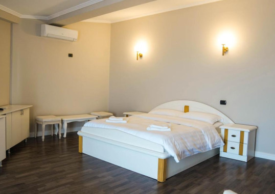 MAJESTIC HOTEL 12