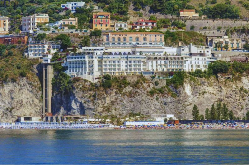 apsistokite LLOYD'S BAIA HOTEL viešbutyje už gerą kainą. 