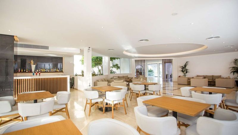 apsistokite NIRIIDES BEACH HOTEL viešbutyje už gerą kainą. 