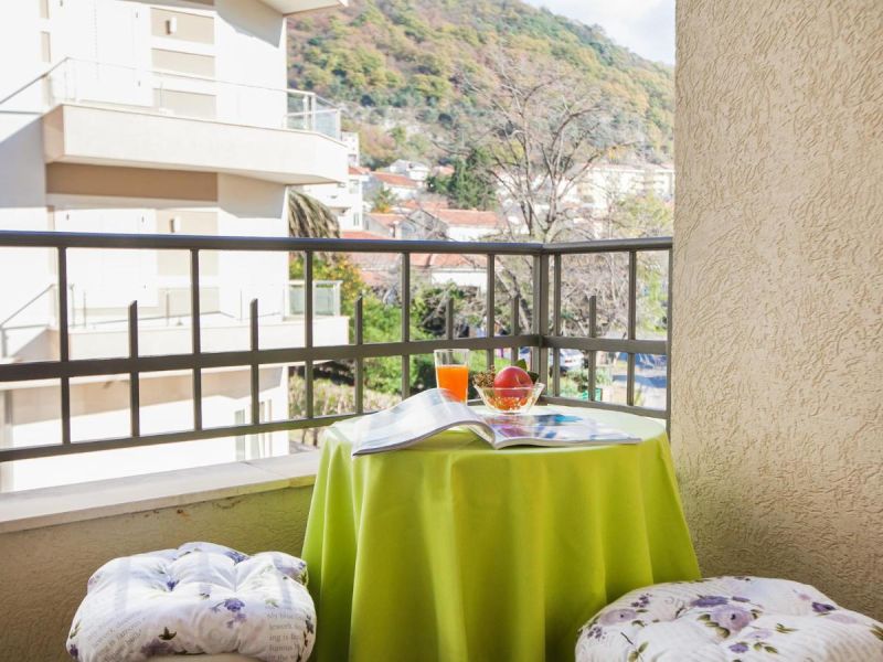 apsistokite APARTMENTS AZUR viešbutyje už gerą kainą. 