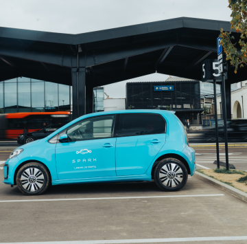 Pirma kelionė į oro uostą su Spark elektromobiliu net 10 € pigiau!