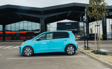 Pirma kelionė į oro uostą su Spark elektromobiliu net 10 € pigiau!